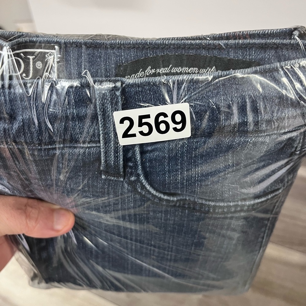 NYDJ Marilyn Straight Jeans Womens 8 Blue Denim Stretch Button legs Cute‎ 2569 - Picture 9 of 10